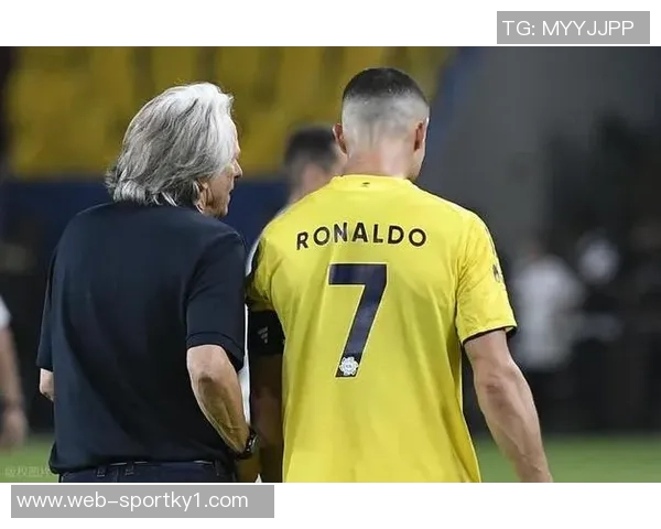 摩根力挺C罗被罚不公指责梅西同样动作却未受罚